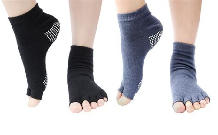 Are toeless socks better for yoga?