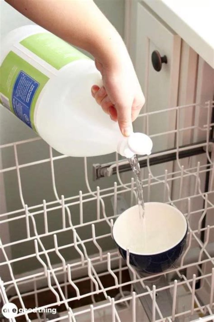 Can vinegar be used to clean ceramic tile