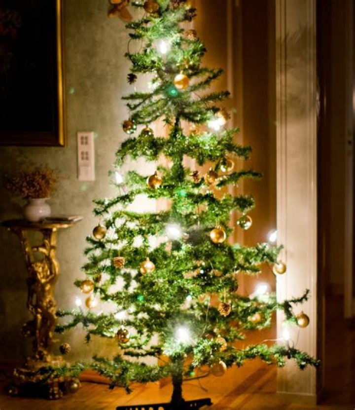 Can you leave an artificial tree plugged in