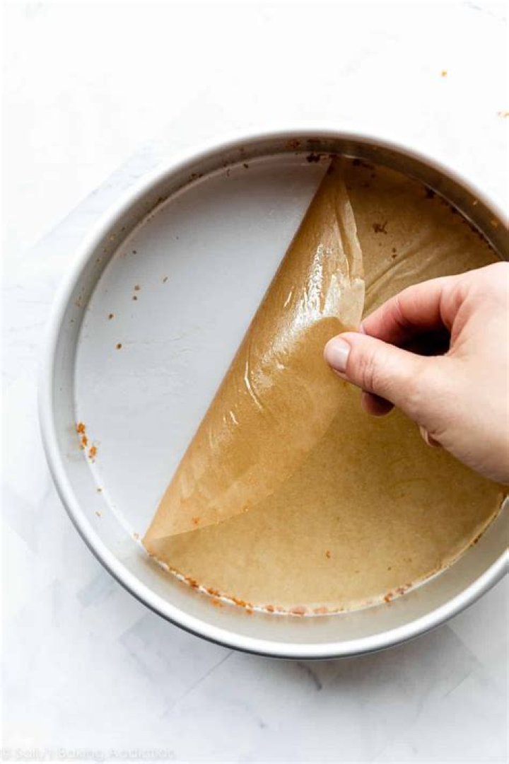 Can you use parchment paper to smooth a cake?