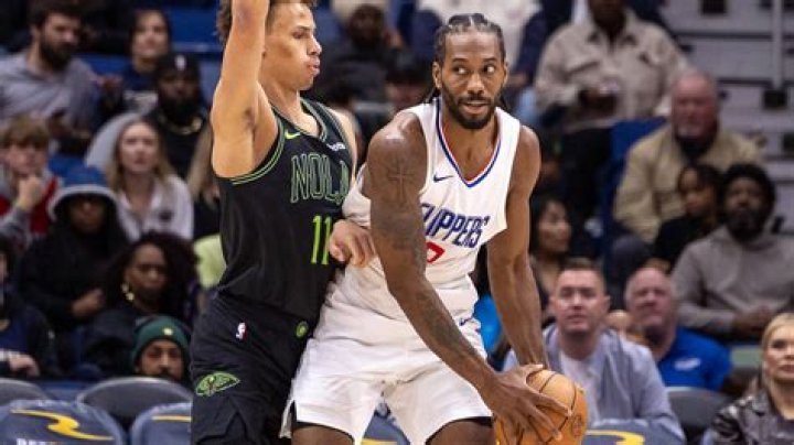 Did Kawhi Leonard sign with a team?