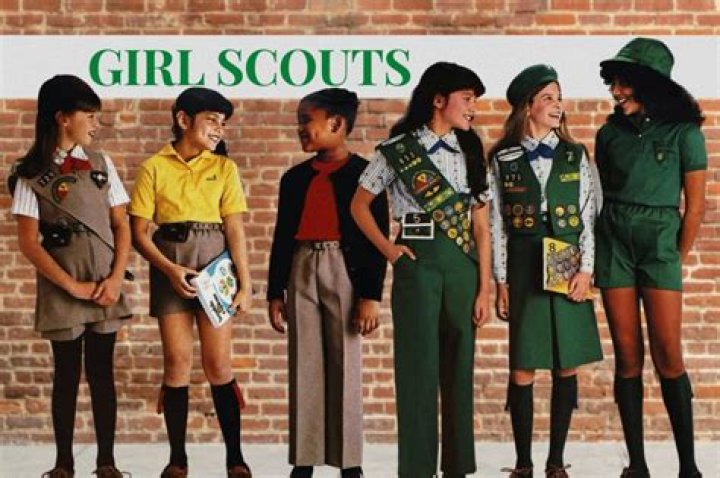 Do Girl Scouts still wear uniforms?