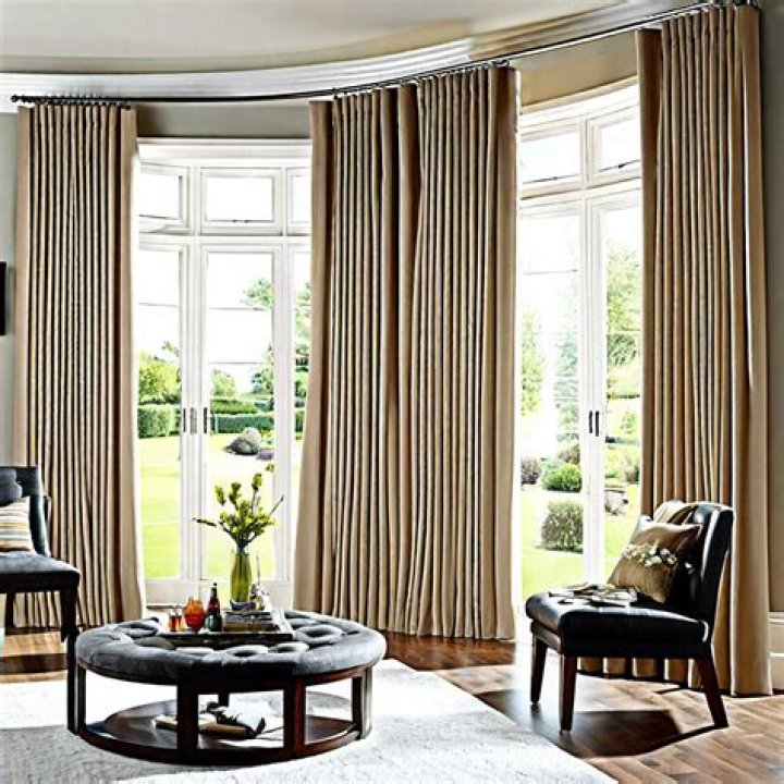 Does a bay window need curtains