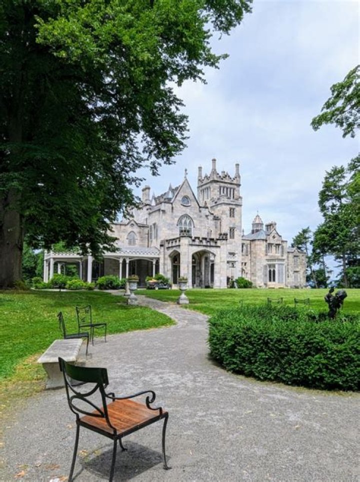 Does anyone live in the Lyndhurst Mansion?