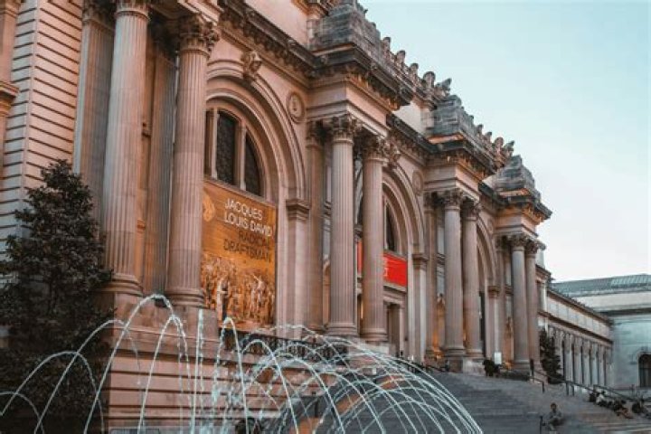 Does the Met offer tours?