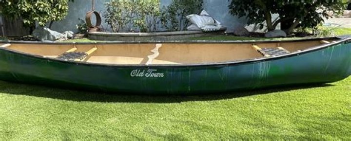How are fiberglass canoes made?
