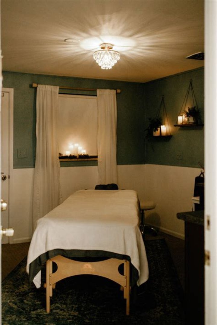 How do I decorate my massage therapy room?