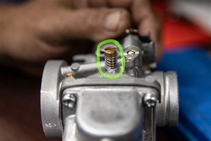 How do you adjust a Yamaha carburetor?