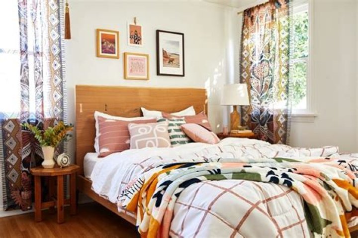 How do you decorate with a tapestry?