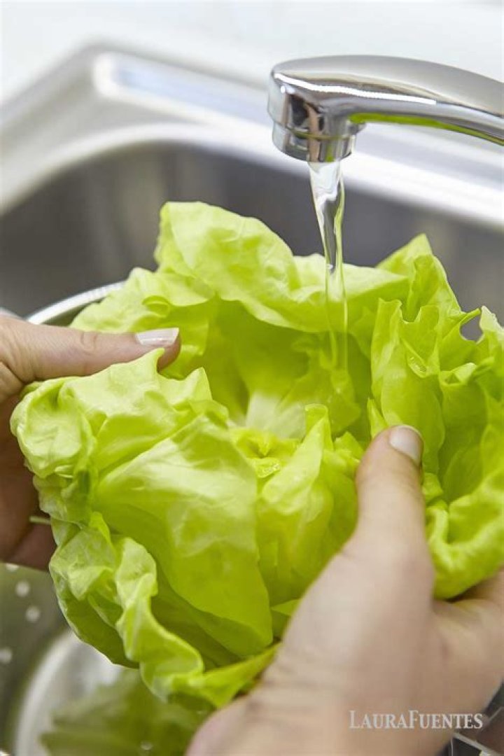 How do you dry lettuce after washing?