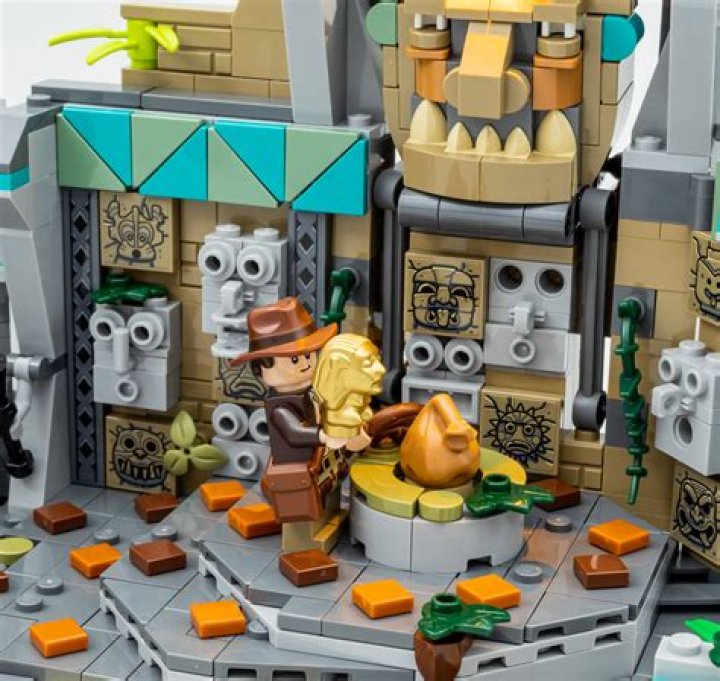 How do you get treasure chests in Lego Indiana Jones?