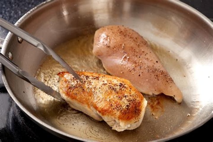 How do you keep chicken moist after cooking?