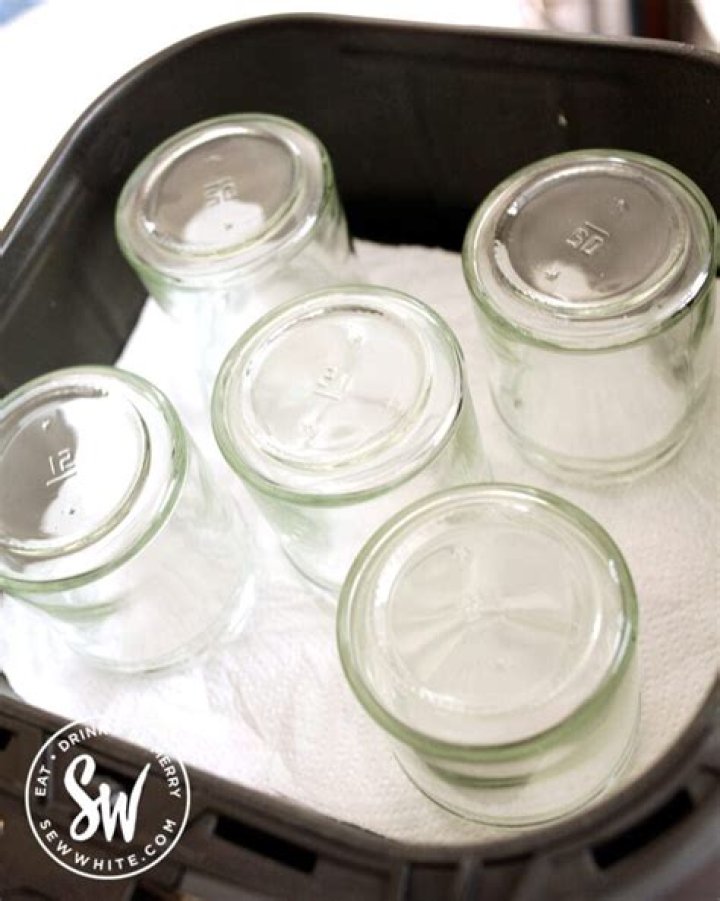 How do you Sterilise jars in the microwave?