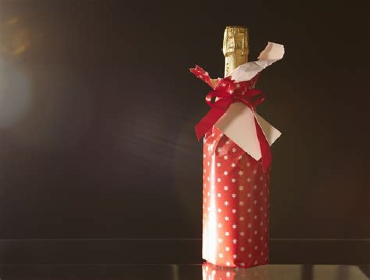 How do you wrap a wine bottle creatively?