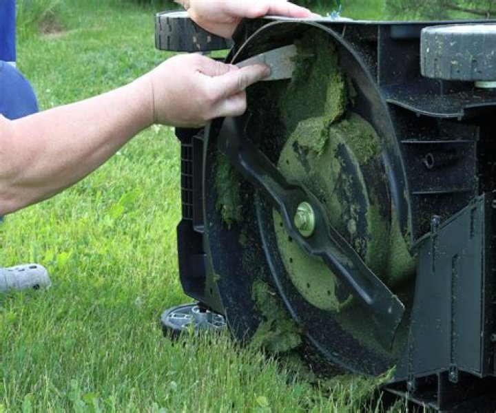 How high should mower blade be?