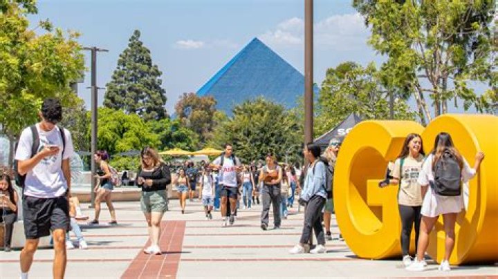 How many students does Cal State Fullerton have?