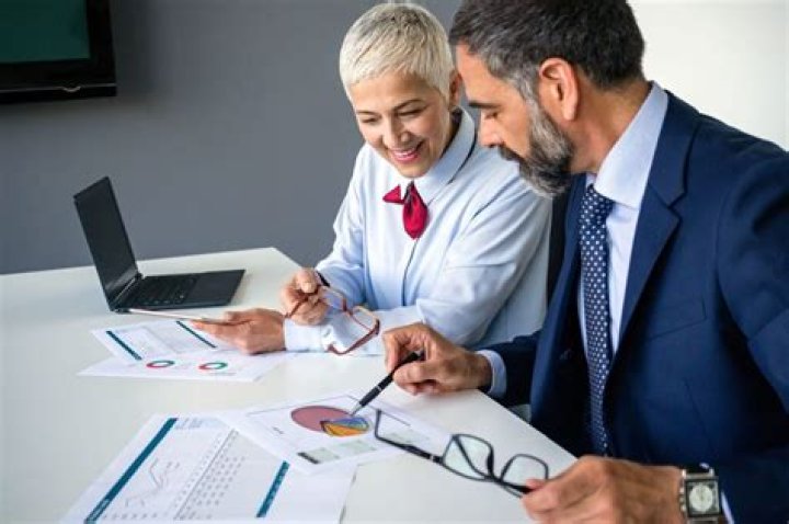 How much do business brokers make?