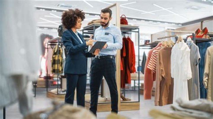 How much do merchandising managers make?