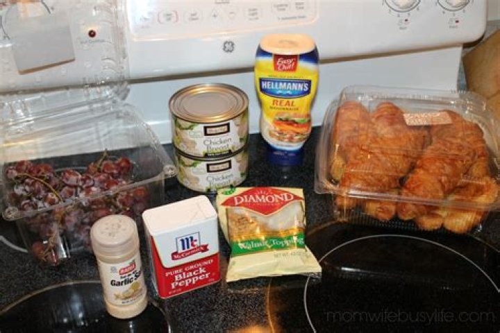 How much does a quart of chicken salad feed?