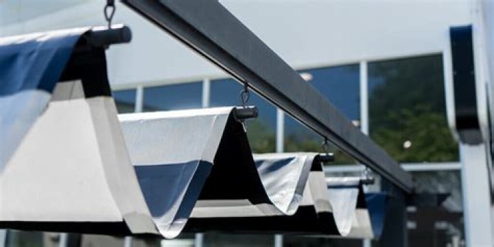 How much wind can a retractable awning withstand