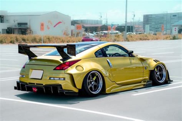 How wide is a 350Z?