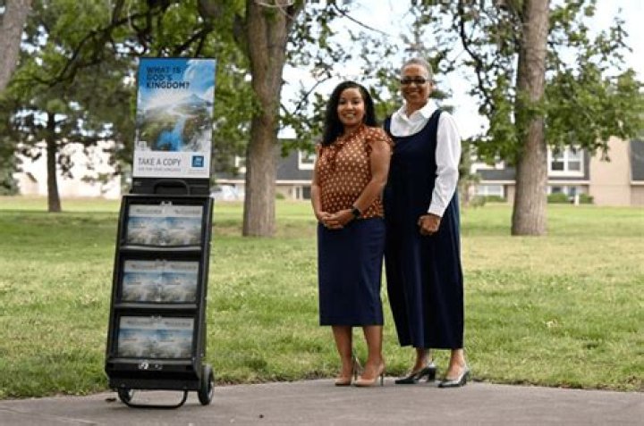 Is Hank Marvin still a Jehovahs Witness