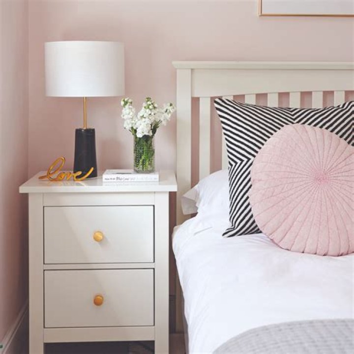 Should bedside tables be the same height as the bed?