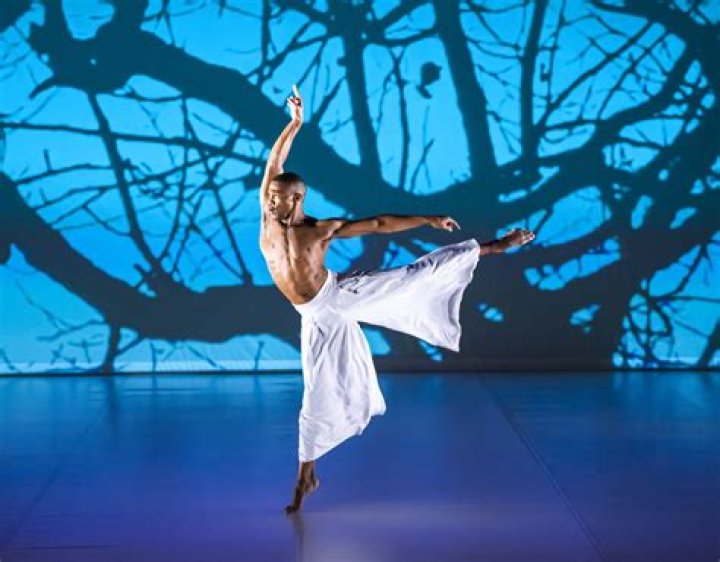 What are the characteristics of contemporary dance?