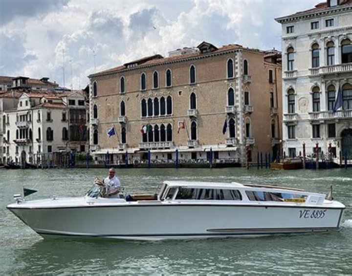 What are the speed boats in Venice called?
