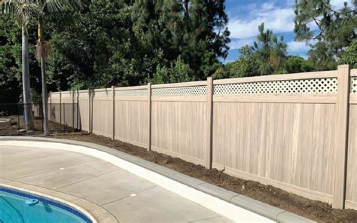 What colors do vinyl fences come in