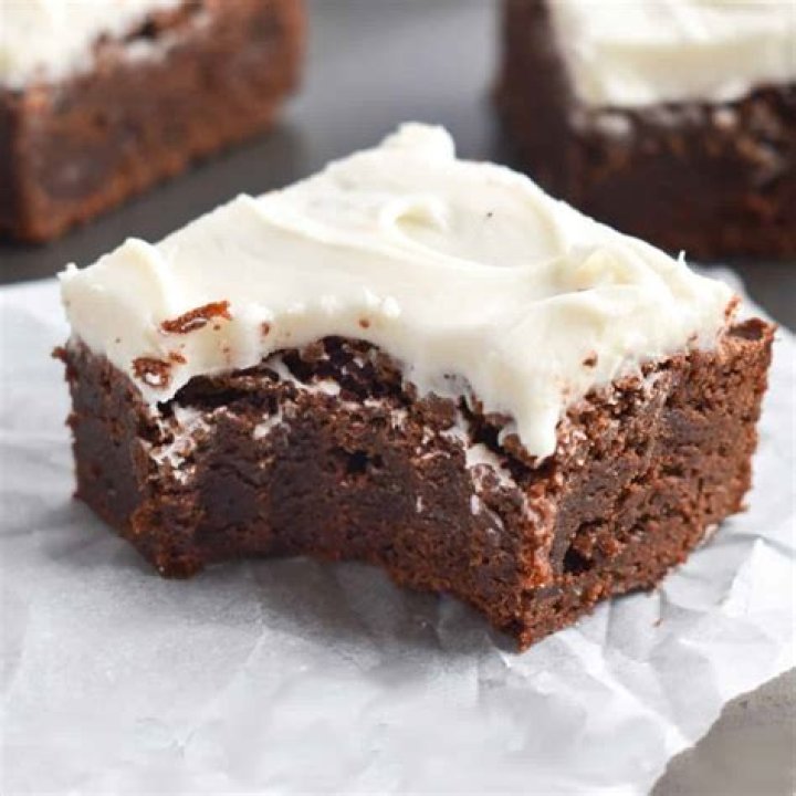 What goes good on top of brownies?