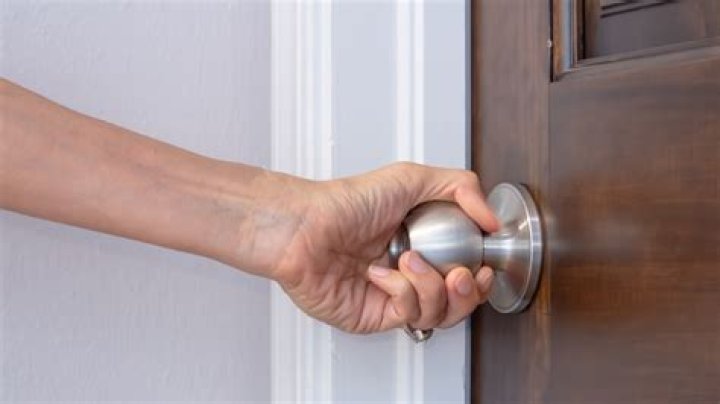 What is a right handed door knob