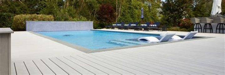 What is a swimming pool wet deck