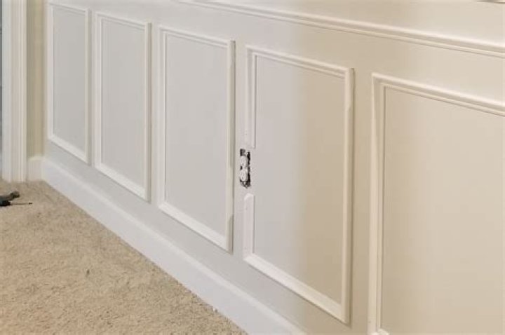 What is the difference between wainscoting and shiplap?