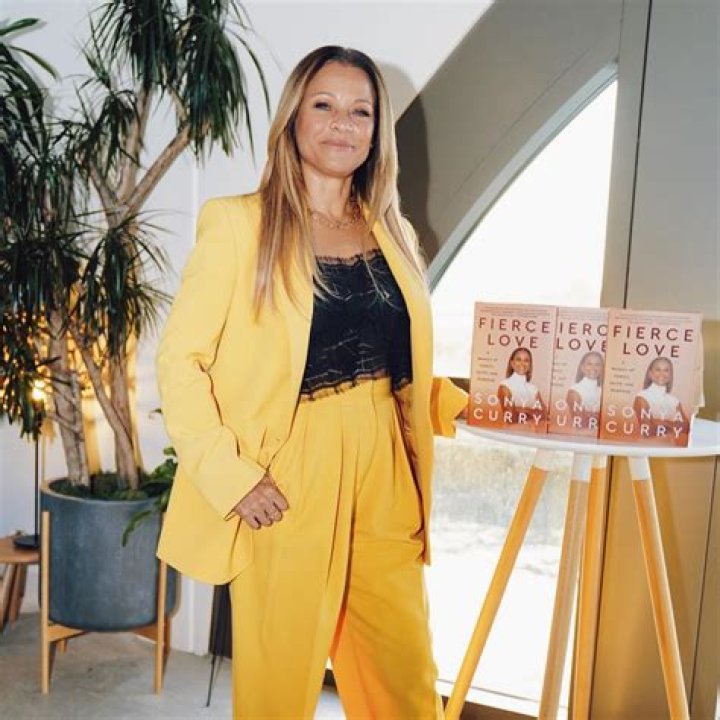 What race is Stephen Curry mom