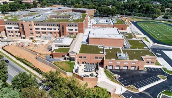 Where is the largest high school in the United States?