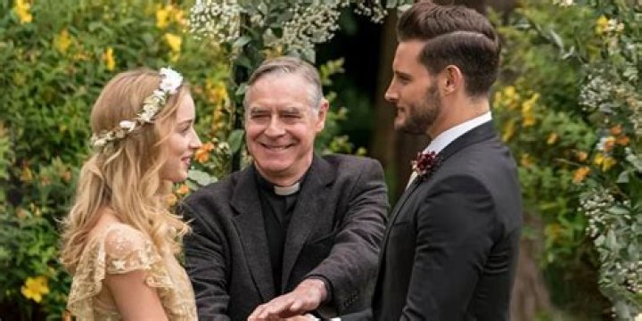 Who does Saturninus actually marry