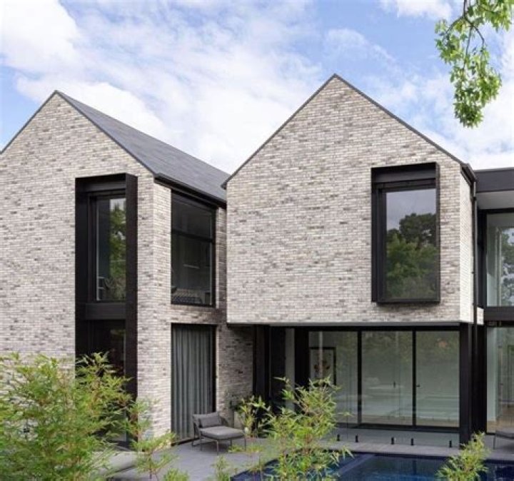 Why does Wa build double brick houses?