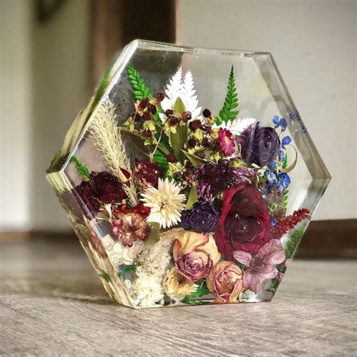 Will epoxy resin preserve flowers